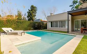 Casa privada con pileta climatizada, gran parque y parrilla en Pilar