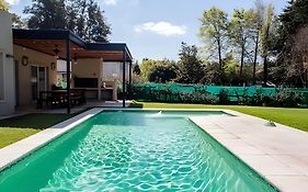 Casa privada con pileta climatizada, gran parque y parrilla en Pilar